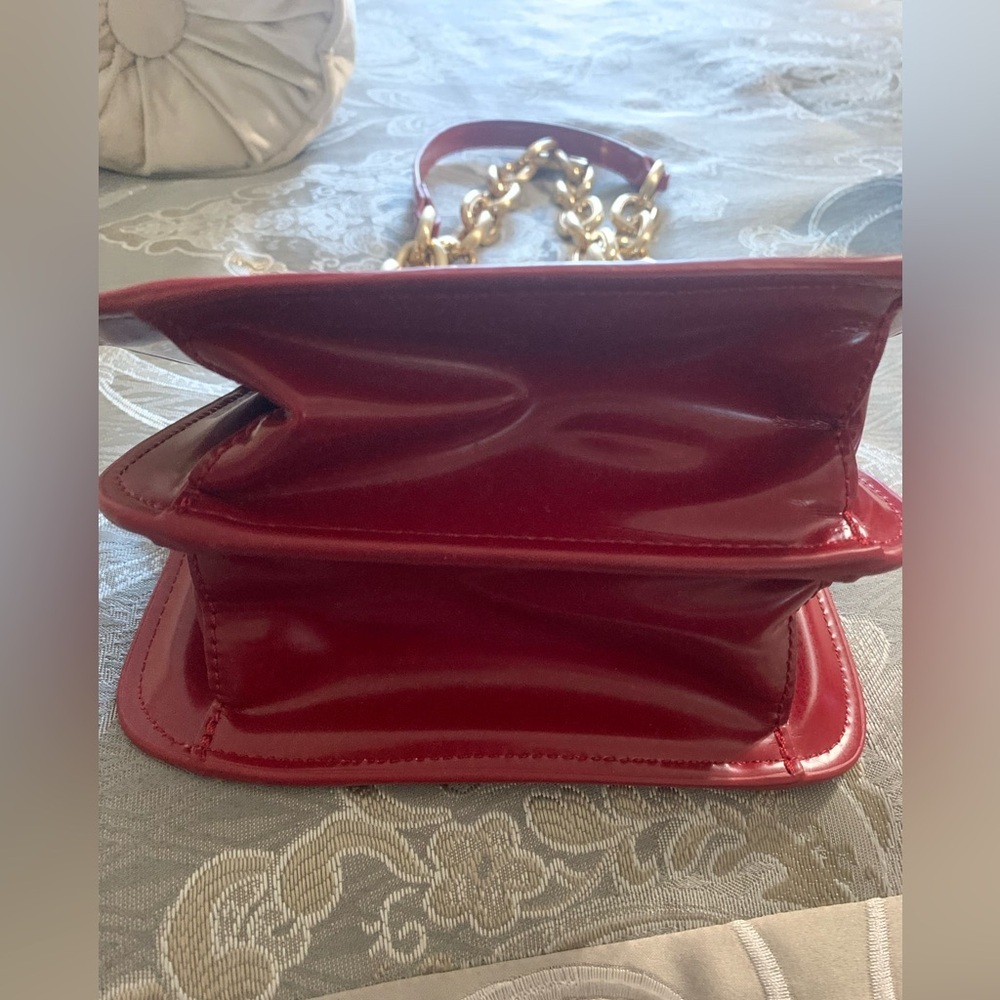 Patent Red Shoulder Bag with Gold Link Chain - Picture 4 of 8